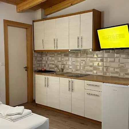 Laura Room's ساراندا