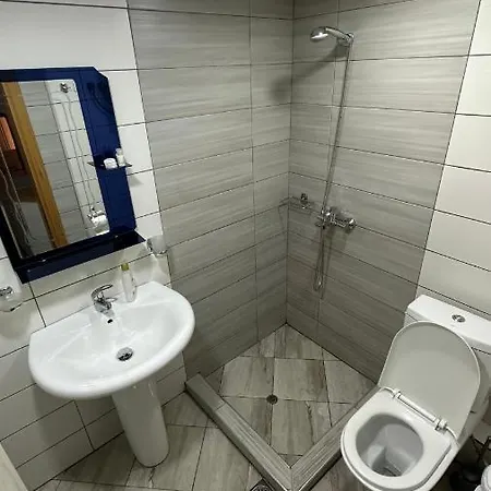 Laura Room's ساراندا