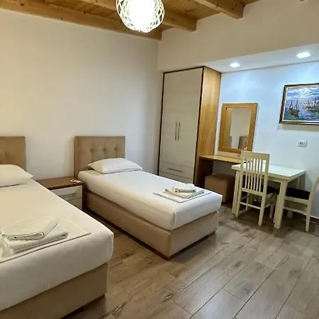 Laura Room's * ساراندا